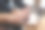 女性和男性的手在笔记本电脑键盘上工作。图片下载