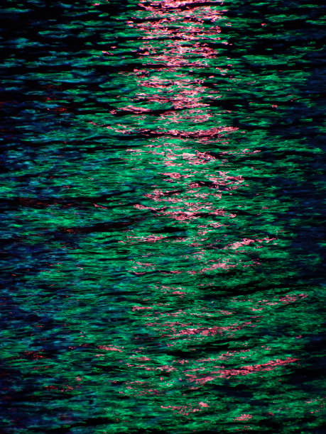 绿松石和红光的辉光引起水玻璃反射图片下载