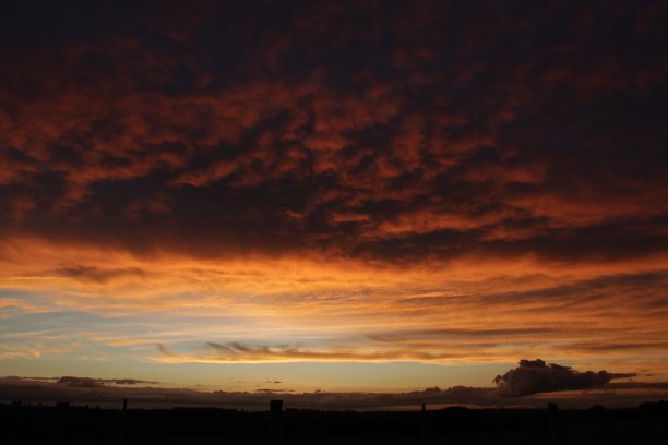 城市上空橙色的夕阳图片下载