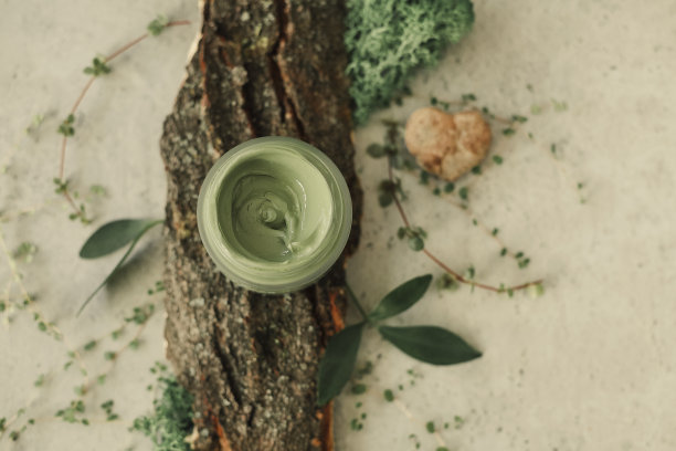 陶土面具在罐子在桌子上图片下载