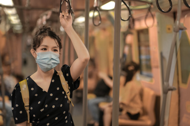 亚洲旅行者女孩在火车上带着医用口罩保护新冠肺炎，新的正常生活方式图片下载