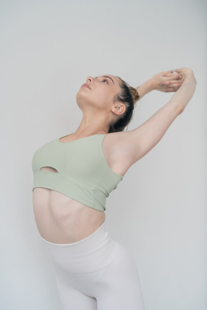 运动女孩正在做肩部肌肉的热身运动图片下载