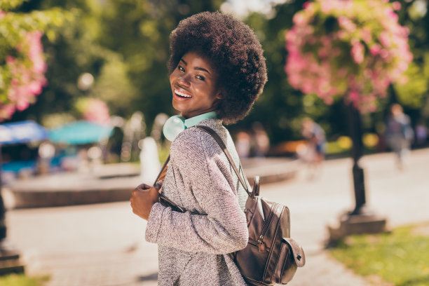 背影背影脊柱视图照片迷人迷人的非洲裔美国女孩走在夏天镇公园外图片下载