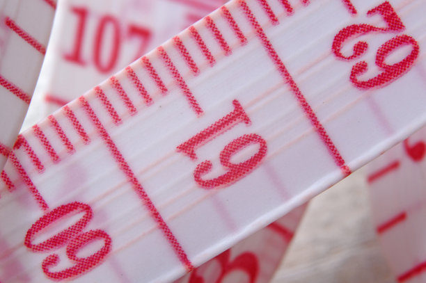 裁剪带有红色数字的卷尺。图片下载