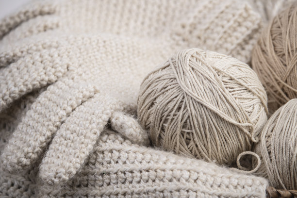 高角度拍摄编织手套，帽子，和一条围巾和纱线图片下载