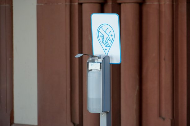 带信息板的洗手液分发器。在使用消毒液后，会有手的使用演示。新常态和新冠肺炎19次图片下载