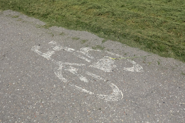 白色的自行车标志在路上图片下载