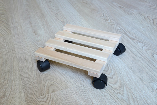 带轮子的花盆木支架图片下载