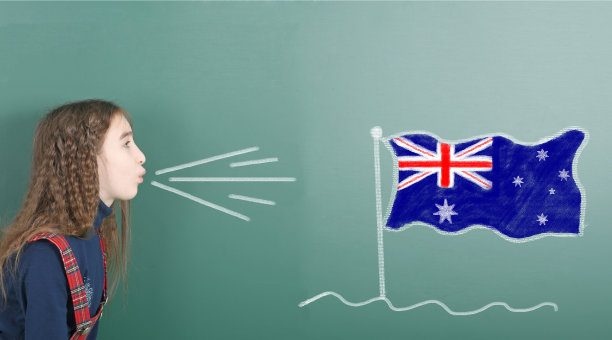 青春期前的女孩吹着澳大利亚国旗图片下载