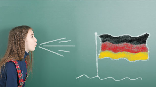 青春期前的女孩吹着德国国旗图片下载