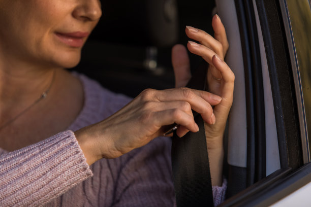 在车里调整安全带的女人图片下载