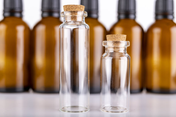 储存液体的小玻璃瓶。药品容器。光背景。图片下载