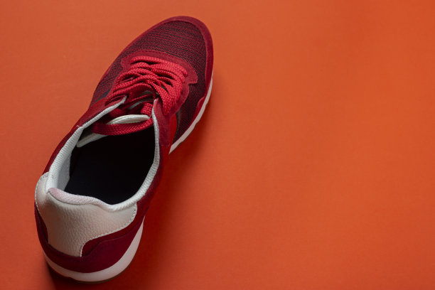 时尚的红色运动鞋的颜色背景图片下载