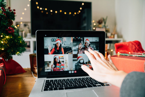 圣诞节期间有视频电话的女人图片下载
