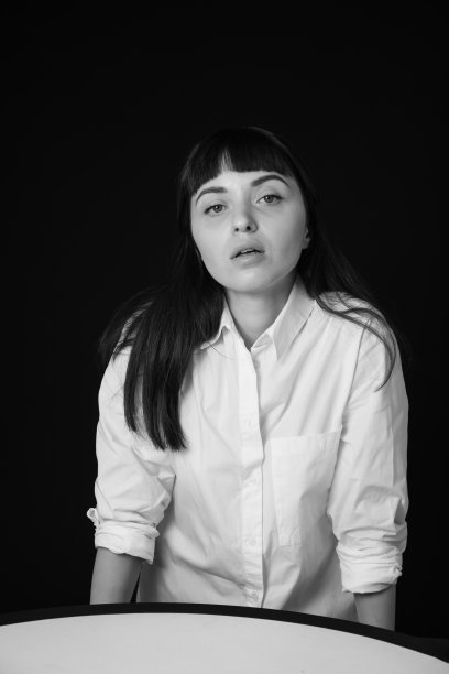 一个年轻女子的画室肖像，背景是纯黑色图片下载