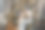 妈妈和女儿在圣诞树旁玩耍。为圣诞节拍摄照片。大美丽的圣诞树在灰色风格图片下载