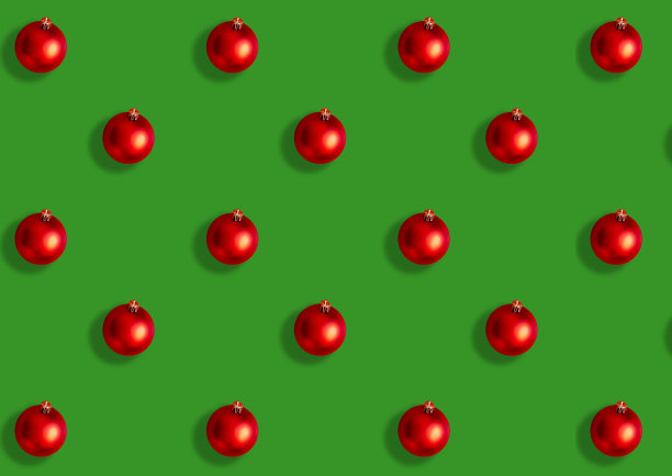 无缝图案从大红色圣诞球在绿色的背景。平躺图片下载