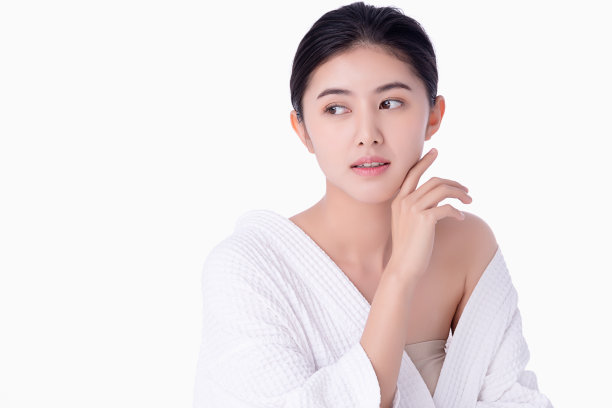 肖像美丽年轻的亚洲女人干净清新裸露的皮肤概念。亚洲女孩美容面部护肤保健，面部护理，完美肌肤，自然妆容。孤立在白色背景上。图片下载