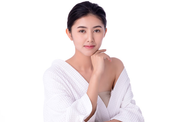 肖像美丽年轻的亚洲女人干净清新裸露的皮肤概念。亚洲女孩美容面部护肤保健，面部护理，完美肌肤，自然妆容。孤立在白色背景上。图片下载