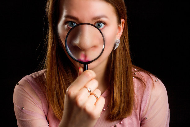金发，长发，用放大镜放大着她的鼻子。图片下载
