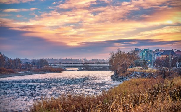波河上生机勃勃的日出图片下载