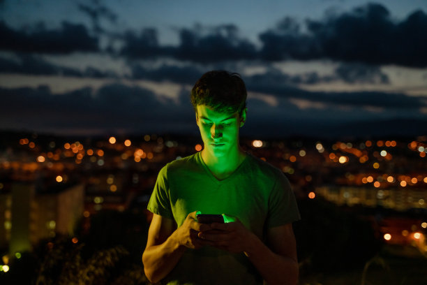 青少年在黄昏使用智能手机图片下载