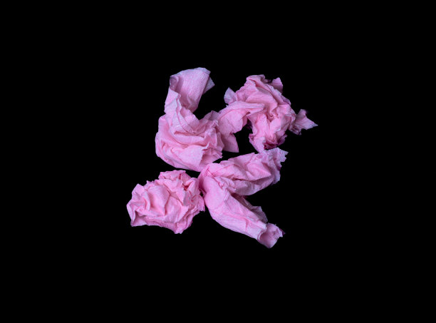 翘曲的用纸巾孤立在黑色背景图片下载