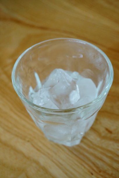 木桌上放一杯加冰的水图片下载