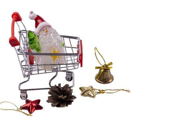 可爱的近距离观看雪人玩具人物在玩具购物车上轻白色的背景。圣诞节和新年的概念。图片下载