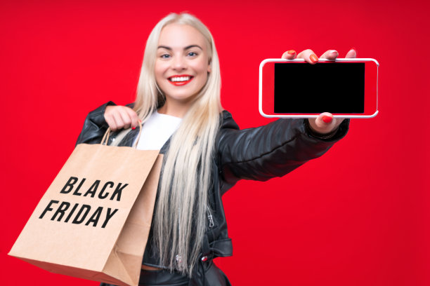 女顾客被隔离在红色背景上。黑色星期五和促销概念图片下载