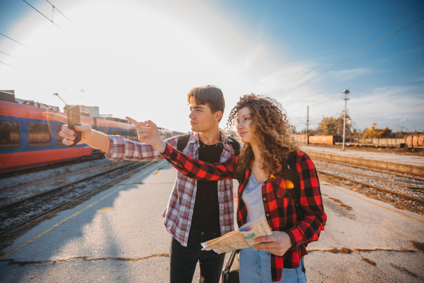 一对年轻夫妇边走边看地图图片下载