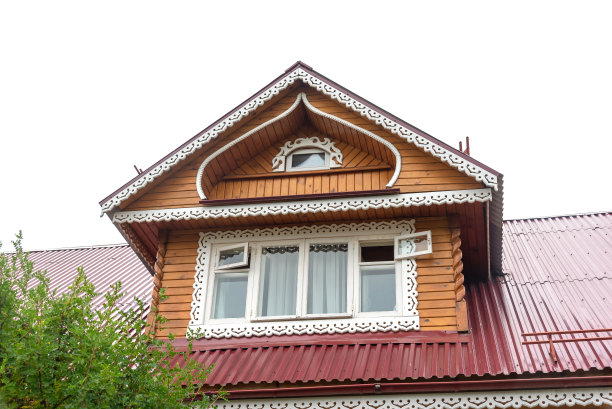 带有大窗户的双折叠式乡村别墅的红色屋顶图片下载