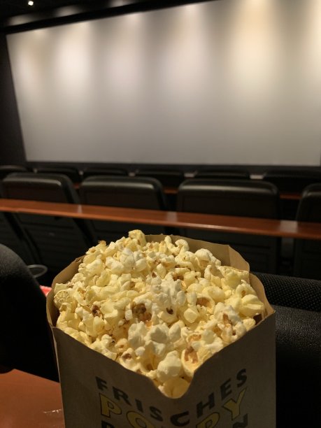 爆米花，在电影院，在屏幕前图片下载