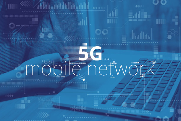 一个拿着手机和笔记本电脑的女孩的背景是5G移动网络图片下载