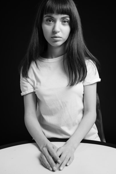 一个年轻女子的画室肖像，背景是纯黑色图片下载