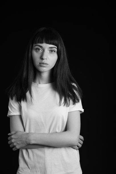 一个年轻女子的工作室肖像在普通的黑色背景图片下载