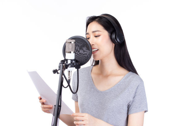 歌手亚洲女人用麦克风和读歌词在音乐工作室快乐的表情脸孤立在白色的背景。图片下载
