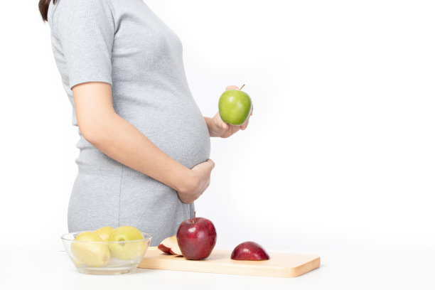 准备水果沙拉，在厨房的早餐新鲜和健康的食物，我的孩子孤立在白色的背景。图片下载