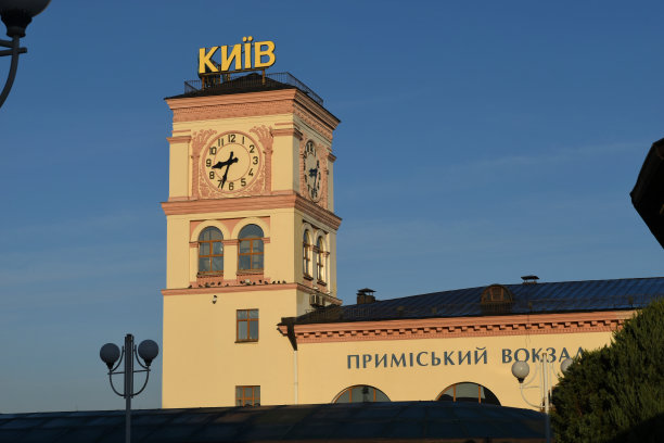 钟楼映衬着蓝天。图片下载