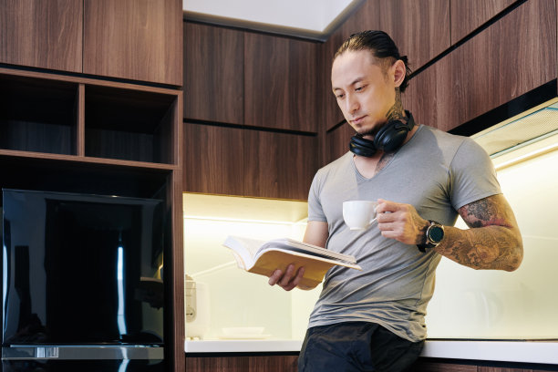 早上看书的人图片下载