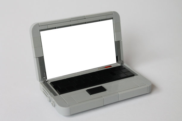 玩具笔记本电脑与空白屏幕，以替换在白色背景图片下载