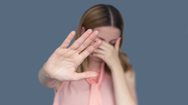 女孩在白色背景上显示停车标志图片下载