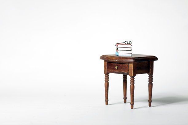 教育理念-一堆书和眼镜在桌子上孤立的白色背景。水平的形象图片下载