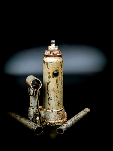 黑色背景上的老式手动液压汽车千斤顶。图片下载