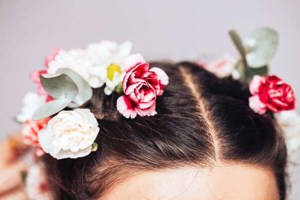 美丽的仙女在白色的背景上，她的头发上有花和花圈图片下载