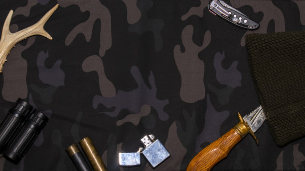 狩猎的背景。在迷彩服的背景上放着打猎的装备。带有文本位置的俯视图图片下载