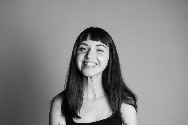 一个年轻女子的画室肖像，背景是纯灰色图片下载