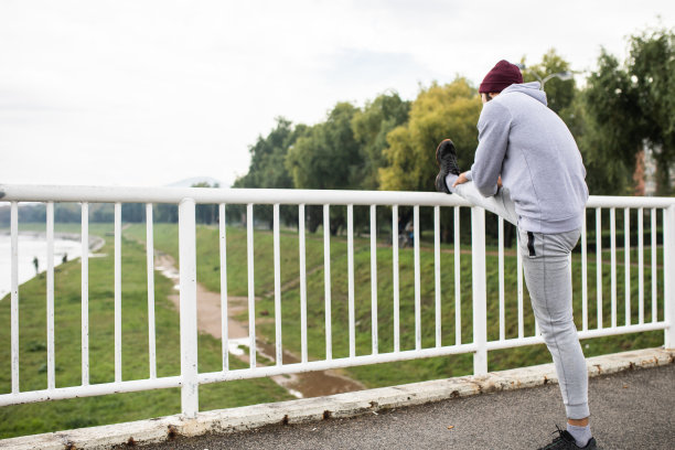 户外跑步后伸懒腰的人图片下载