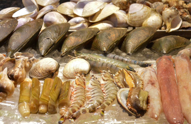 摊位上有各种新鲜的海鲜出售图片下载