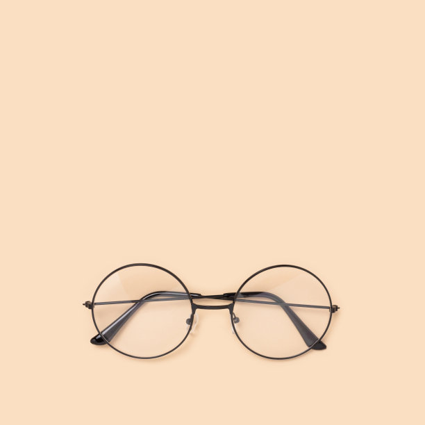 圆形复古眼镜上的米色背景。图片下载